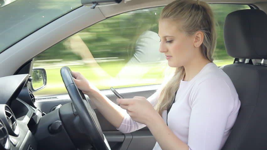 Uso do celular ao volante: um hábito perigoso e irresponsável.