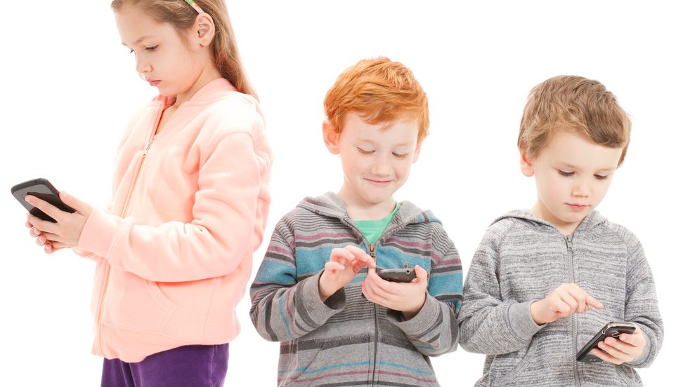 Por que não devo dar um smartphone a uma criança com menos de 12 anos?